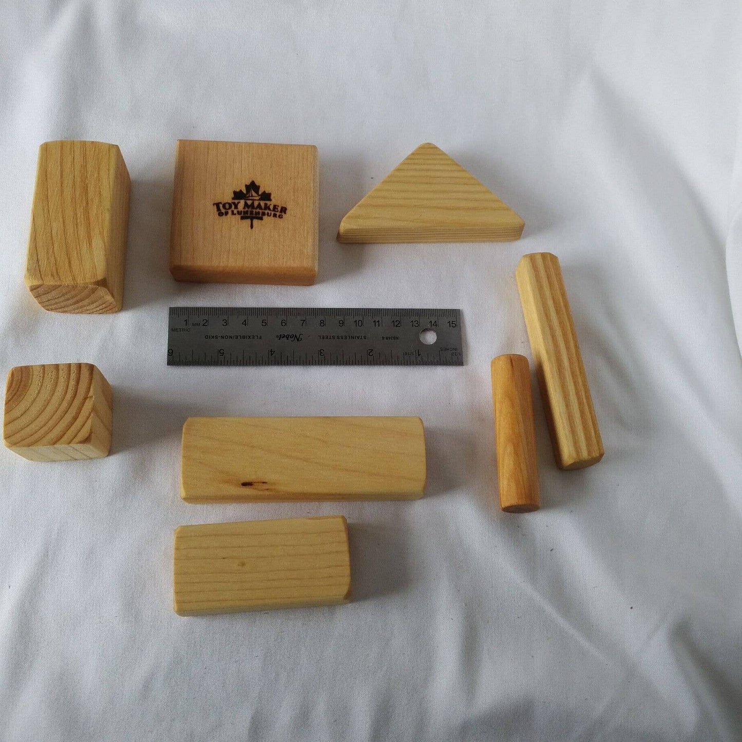 Wooden building blocks set