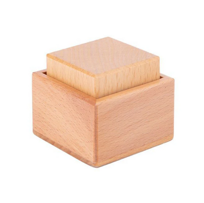 Boîte en bois avec cube